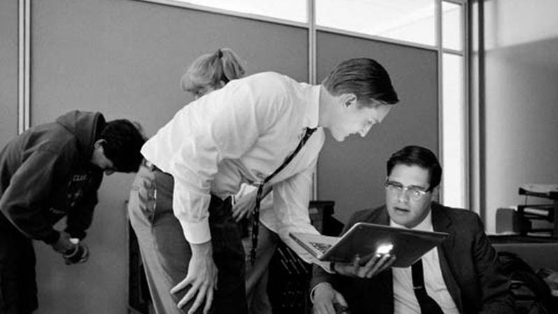 Illustration for article titled Black and White Behind-The-Scenes Photos Make Retro Mad Men Even Retro-er